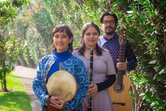 trio enmaranao explora los sonidos de la musica popular brasilena en su nuevo single playa brava