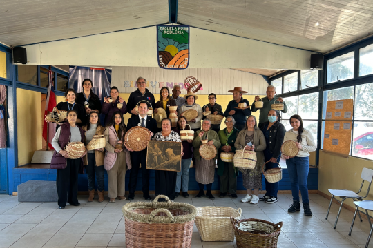 autoridades encabezaron encuentro memorias del mimbre junto a cultores de robleria en coihueco