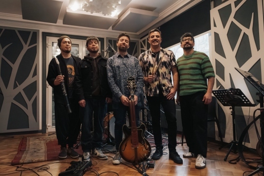 lucas crue apuesta por el jazz fusion en su nuevo single el rival mas debil